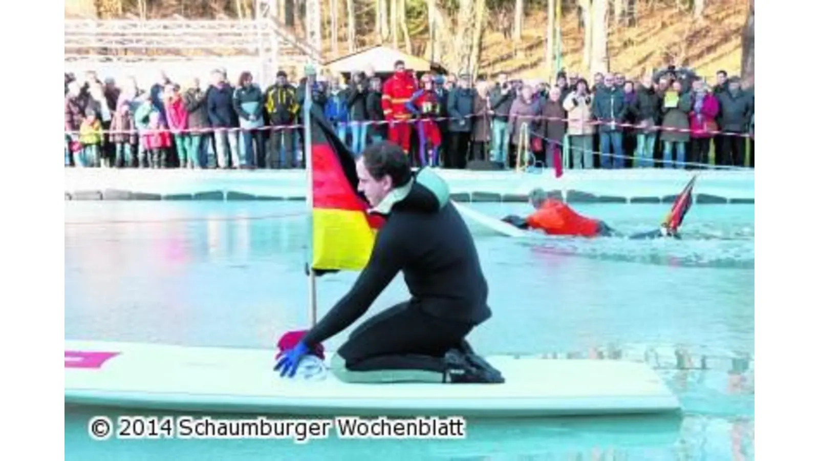 Mit dem Surfbrett durch das Eiswasser (Foto: red)