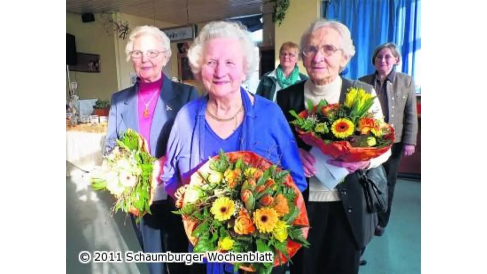 Gleich fünf Landfrauen werden für sechs Jahrzehnte Vereinszugehörigkeit geehrt (Foto: km)