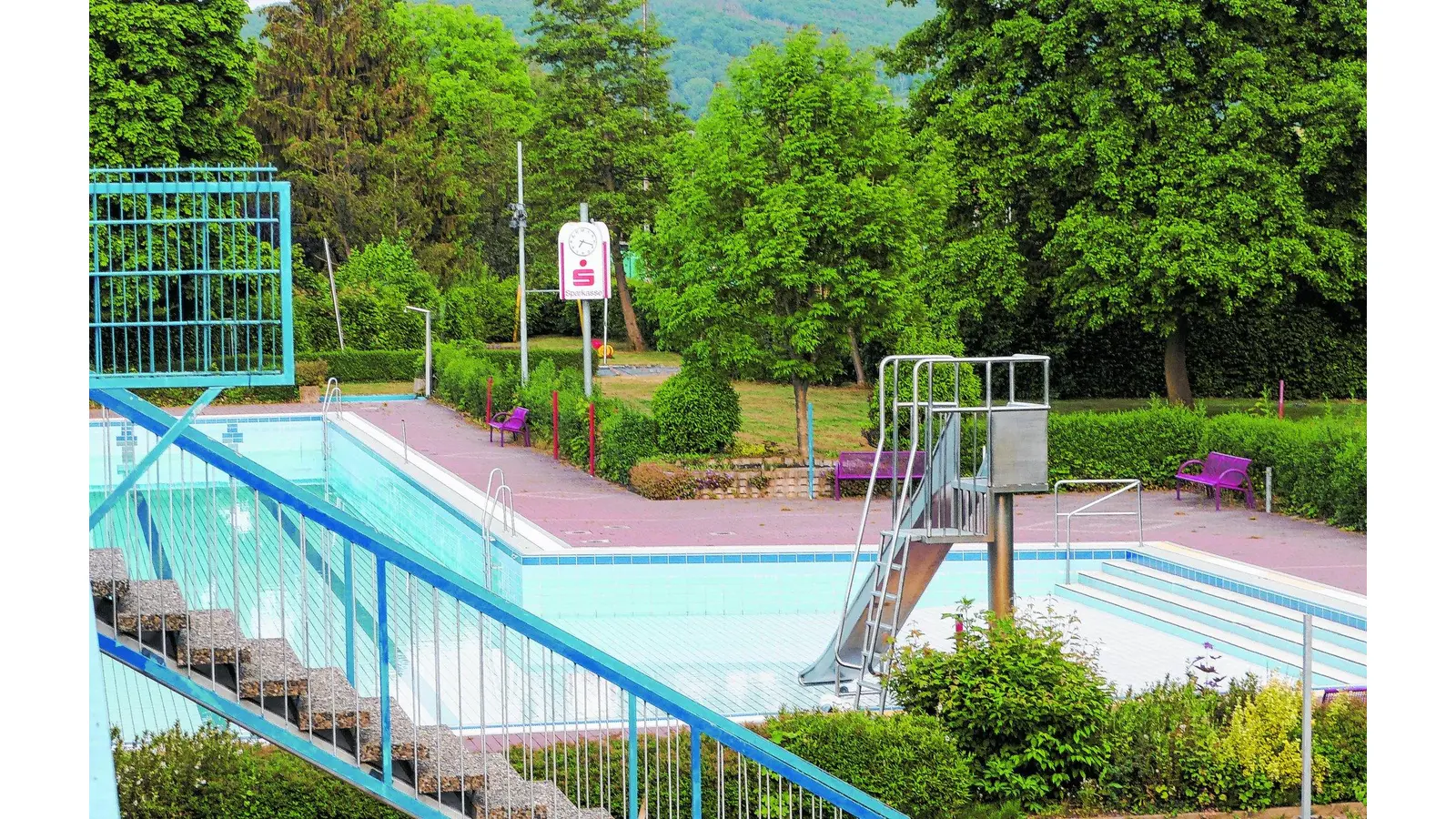 Hohe Wogen um das Rodenberger Freibad (Foto: al)