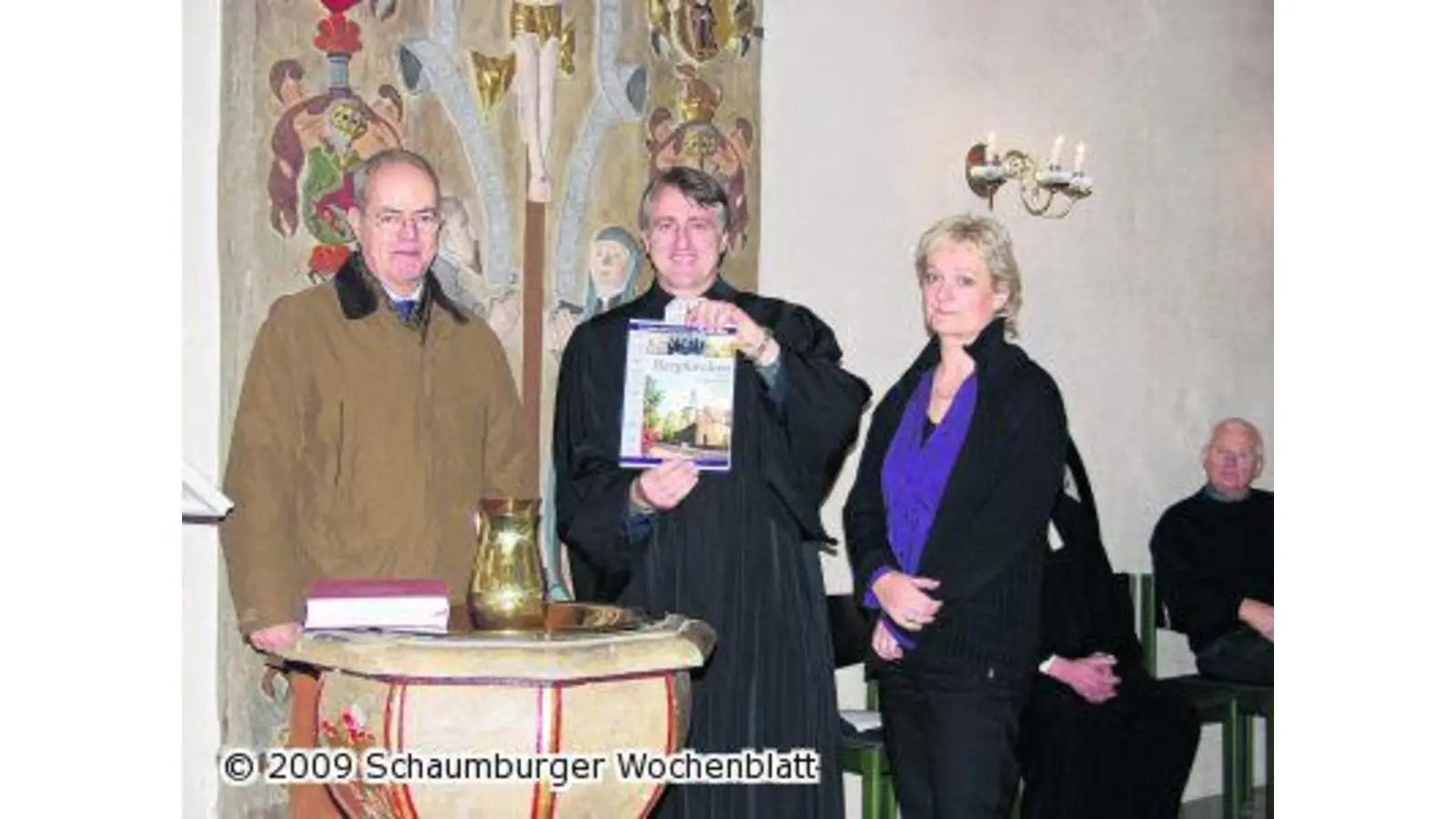 Das zweite Heft der Ortschronik präsentiert (Foto: gi)