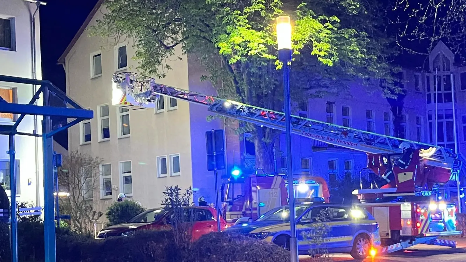 Dramatische Szenen spielten sich in der Rodenberger Allee ab. (Foto: Feuerwehr)