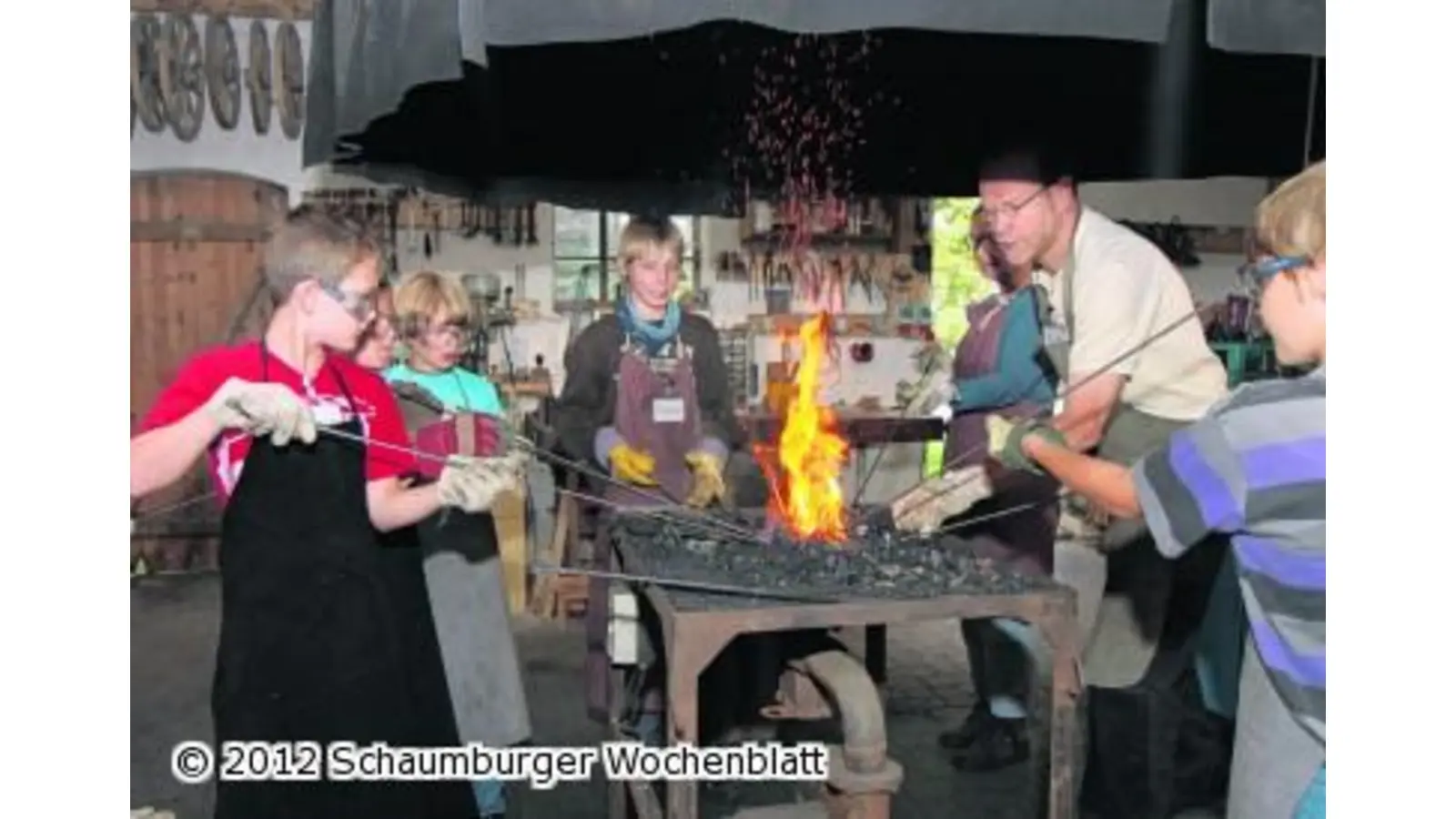 Kinder formen am Amboss glühendes Eisen (Foto: bb)