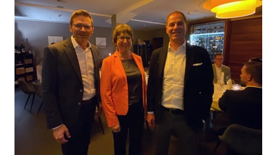 Die Vorstände der Volksbank Hameln-Stadthagen Nils Bradtmöller (li.) und Michael Joop verabschieden Juliane Djouimai in den Ruhestand.  (Foto: red)