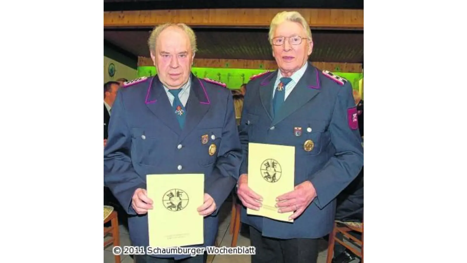 Ehre für die Feuerwehrveteranen Heinz Fromme und Walter Wilkening (Foto: wtz)