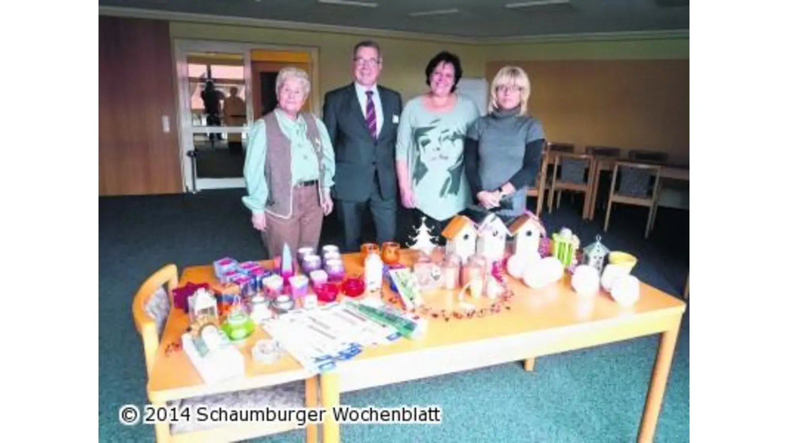 Dekorative Sachspenden an Pflegeheim übergeben (Foto: ste)