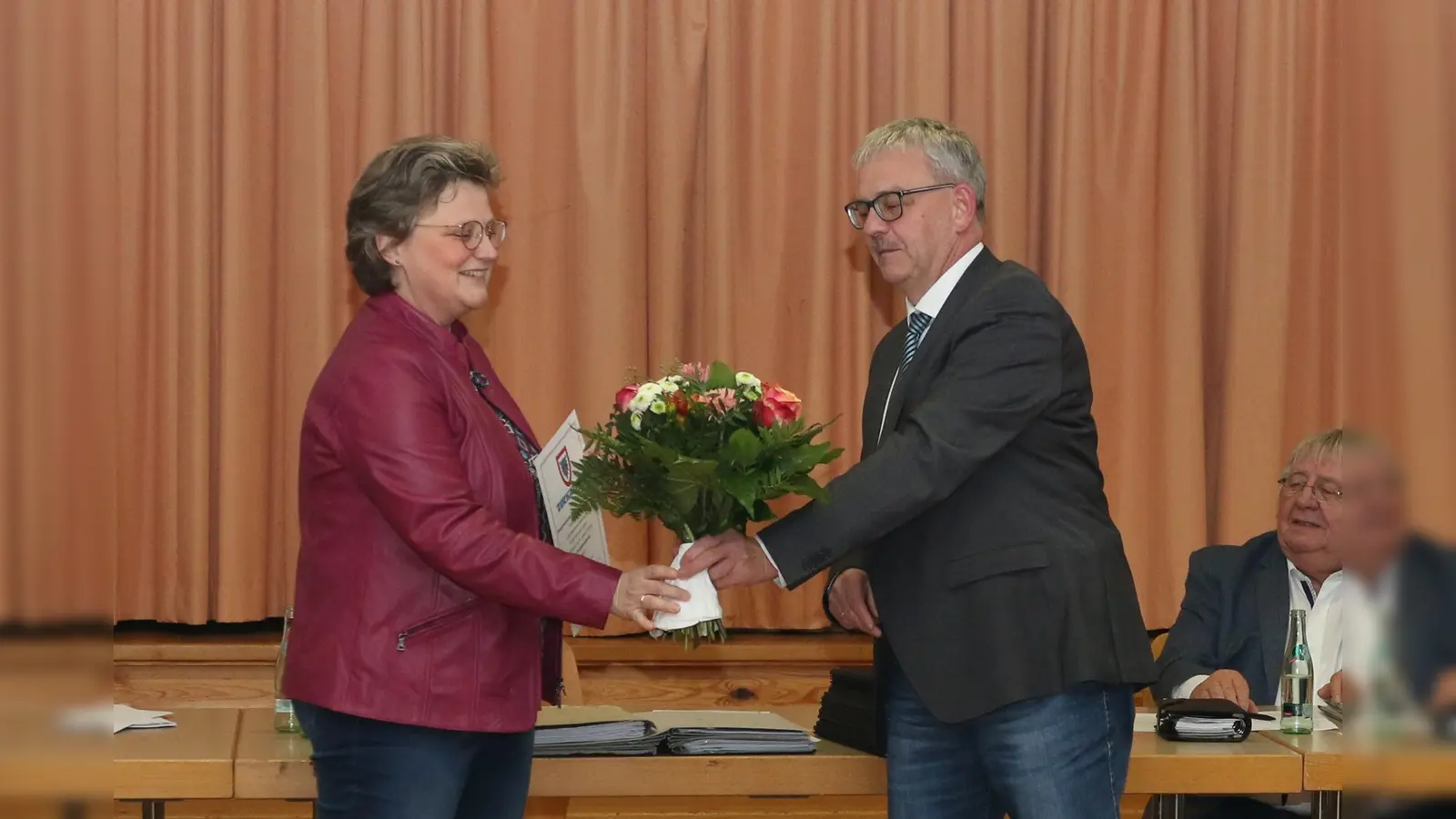Sandra Wiechmann nimmt nach ihrer Wahl zur Ersten Samtgemeinderätin die Glückwünsche von Samtgemeindebürgermeister Ditmar Köritz entgegen. (Foto: Borchers, Bastian)