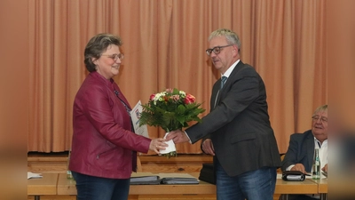Sandra Wiechmann nimmt nach ihrer Wahl zur Ersten Samtgemeinderätin die Glückwünsche von Samtgemeindebürgermeister Ditmar Köritz entgegen. (Foto: Borchers, Bastian)