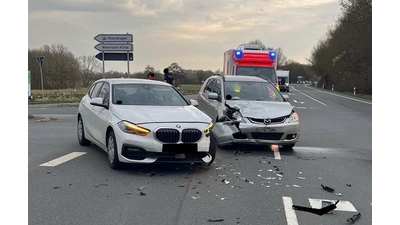 Beide Autos wurden abgeschleppt. (Foto: Polizei Minden-Lübbecke)