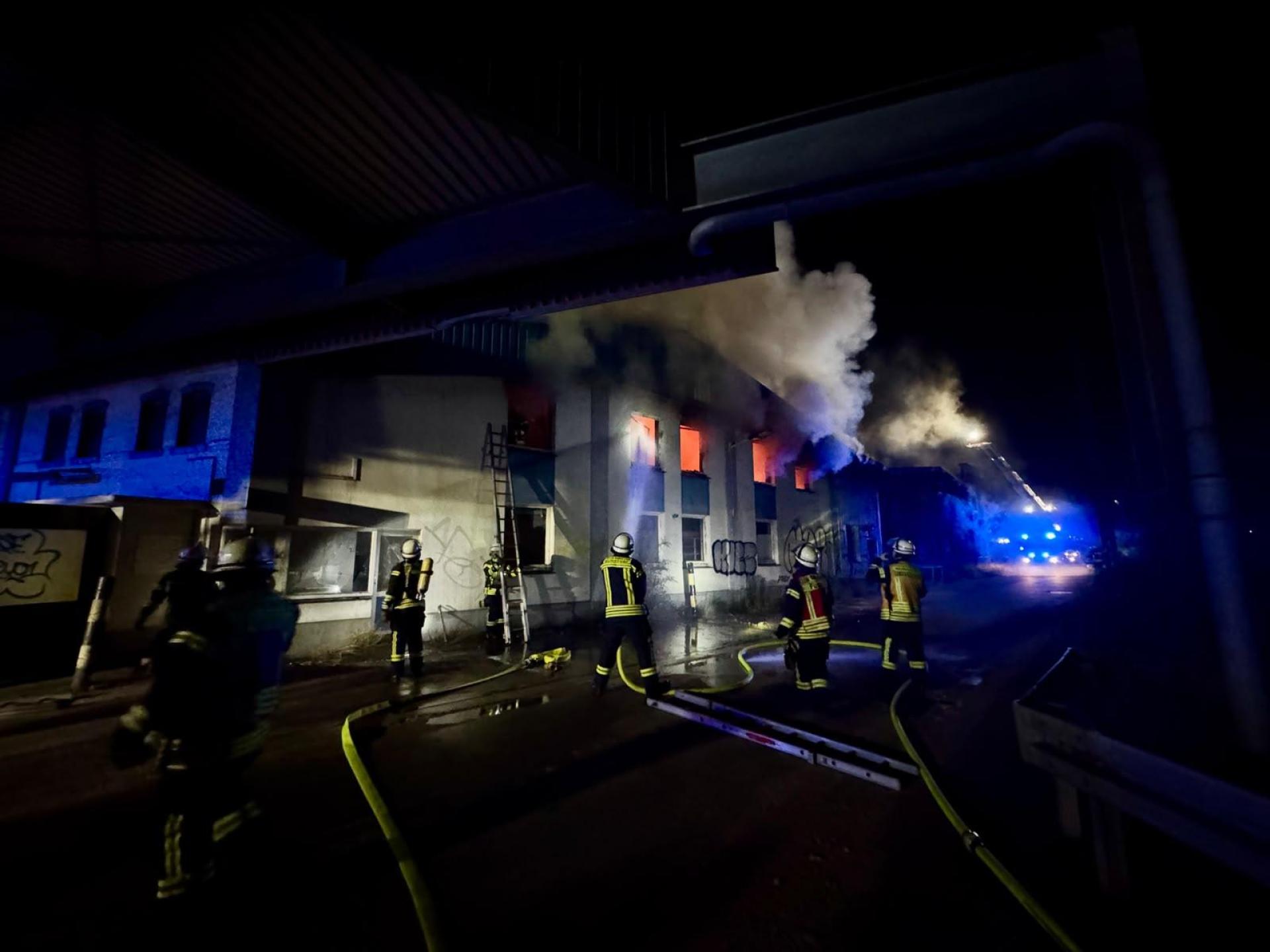 Lagerhalle in Brand: Die Feuerwehr ist mit einem Großaufgebot vor Ort. (Foto: Feuerwehr)