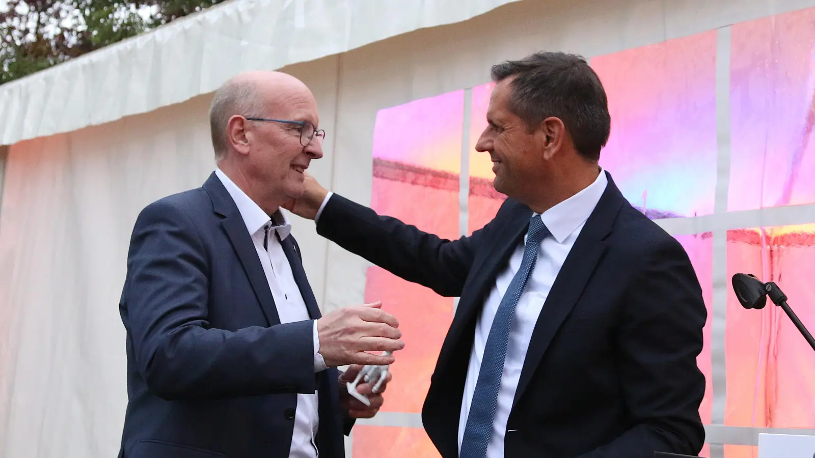 Der bald aus dem Amt scheidende Landrat Järg Farr (li.) erhält von Ministerpräsident Olaf Lies das Niedersachsenross als Geschenk.  (Foto: bb)