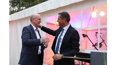 Der bald aus dem Amt scheidende Landrat Järg Farr (li.) erhält von Ministerpräsident Olaf Lies das Niedersachsenross als Geschenk.  (Foto: bb)