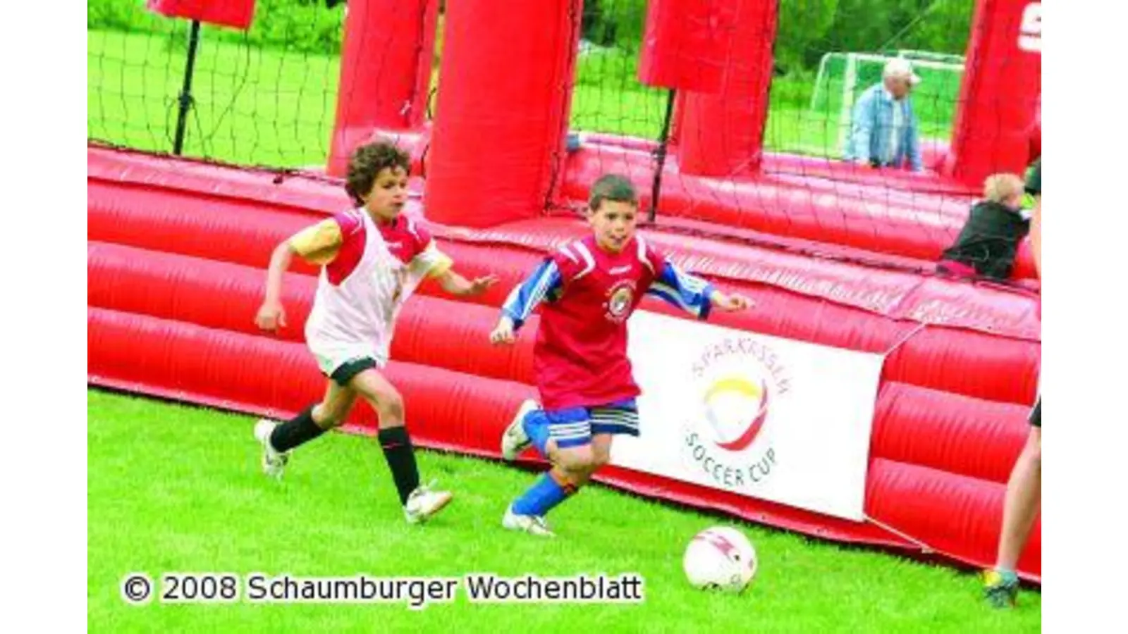Junge Kicker im Fußballfieber (Foto: bb)