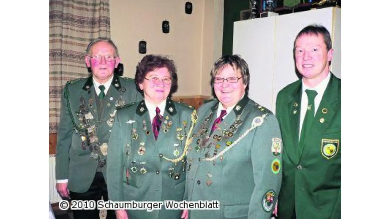 Goldene Nadel für die Damenleiterin (Foto: al)