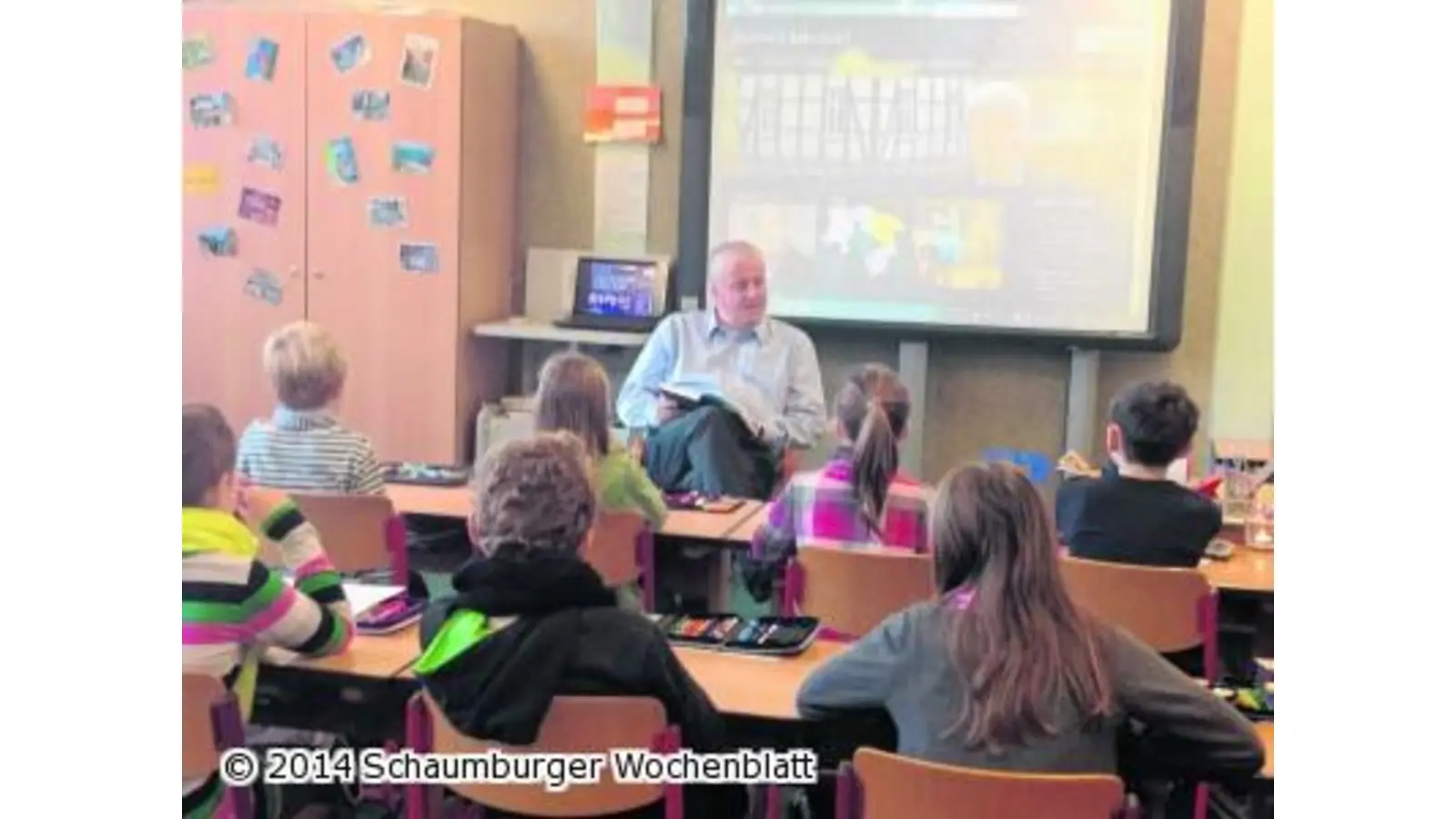 Balz liest Kindern der Grundschule vor (Foto: mk)