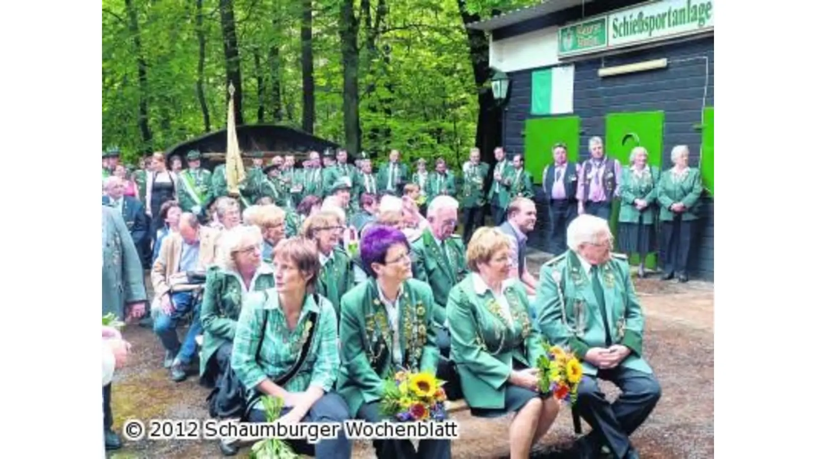 Rainer Thielke erhält als König die Schützenkette (Foto: km)