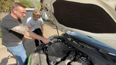 Fahrlehrer Sebastian Lutzmann legt Wert darauf, dass seine Schüler auch über die Fahrzeugtechnik Bescheid wissen. (Foto: ste)