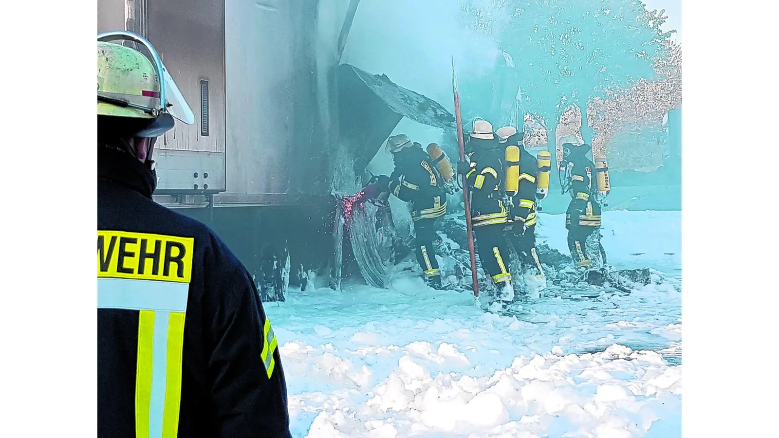 Feuer zerstört Lastzug (Foto: al)