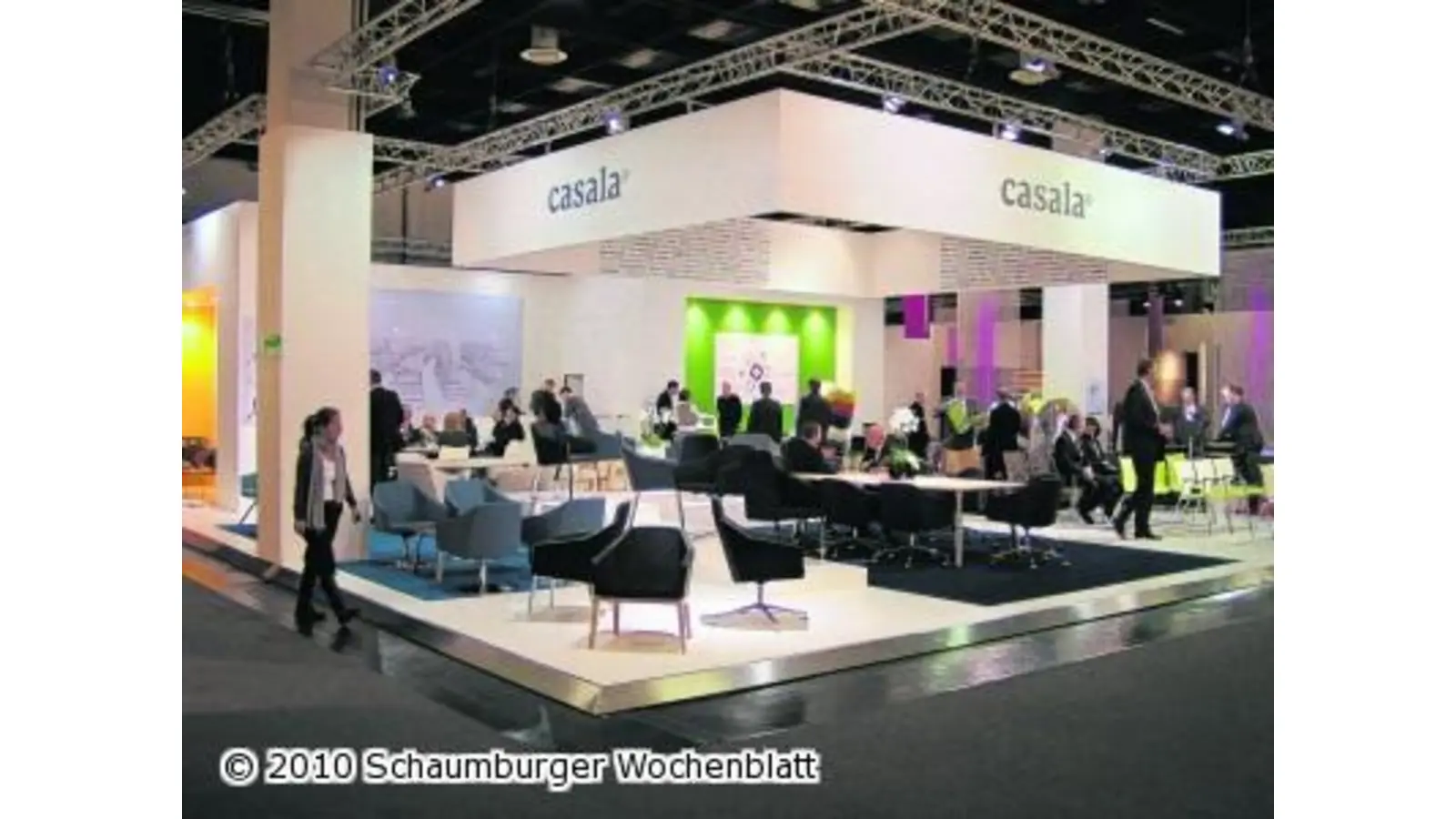 Besucher staunen über die Stühle (Foto: al)