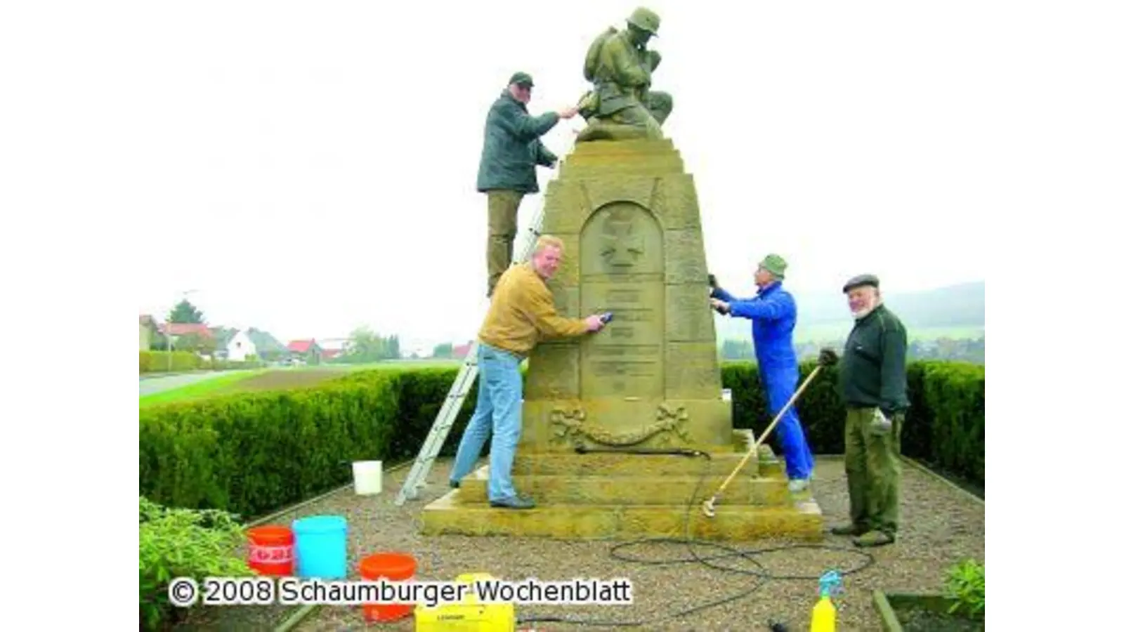 Gemeinderat reinigt Ehrenmal (Foto: red)