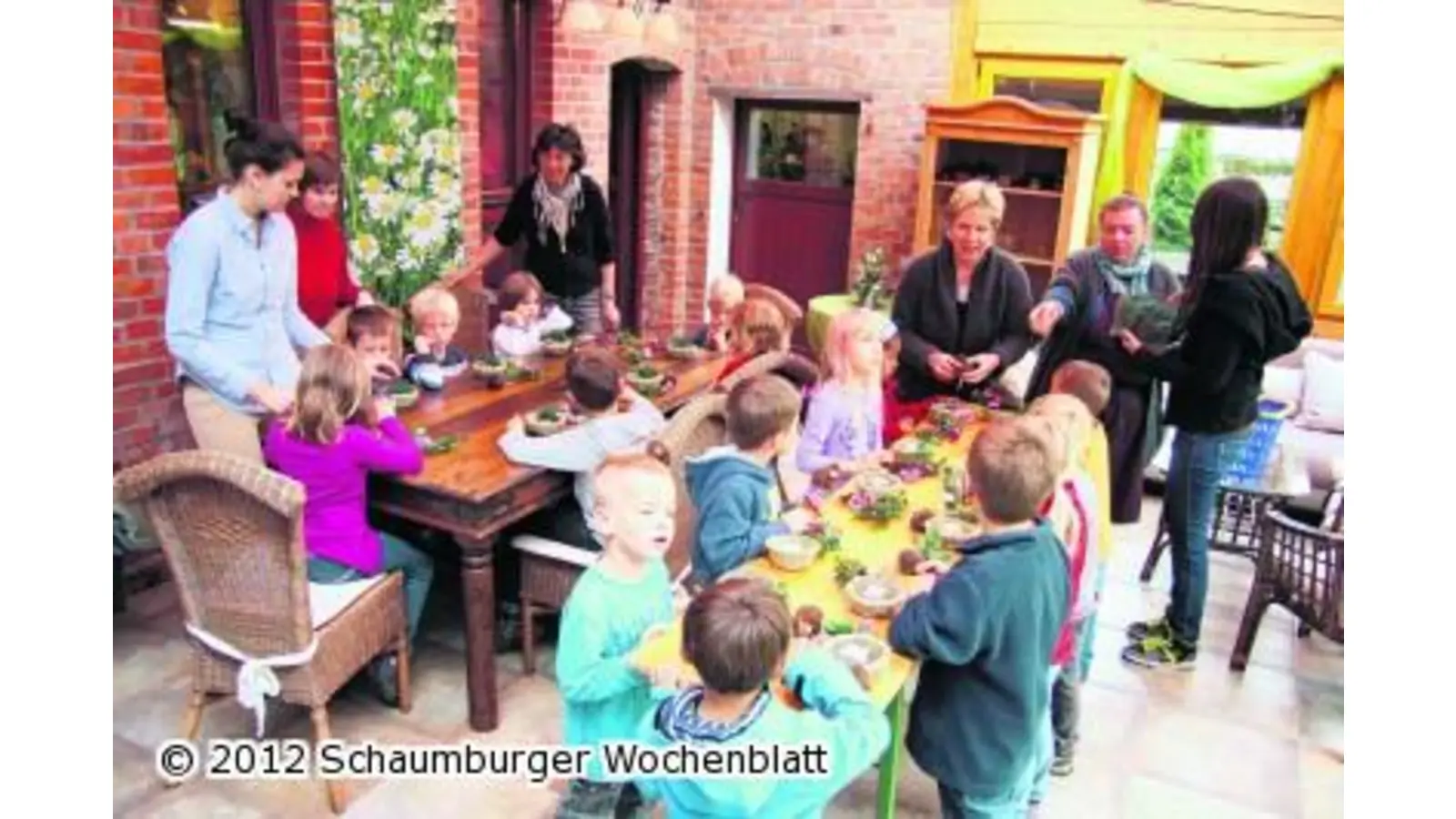 Kinder der Bärengruppe basteln ein Blumennest mit einer Kuh (Foto: gi)