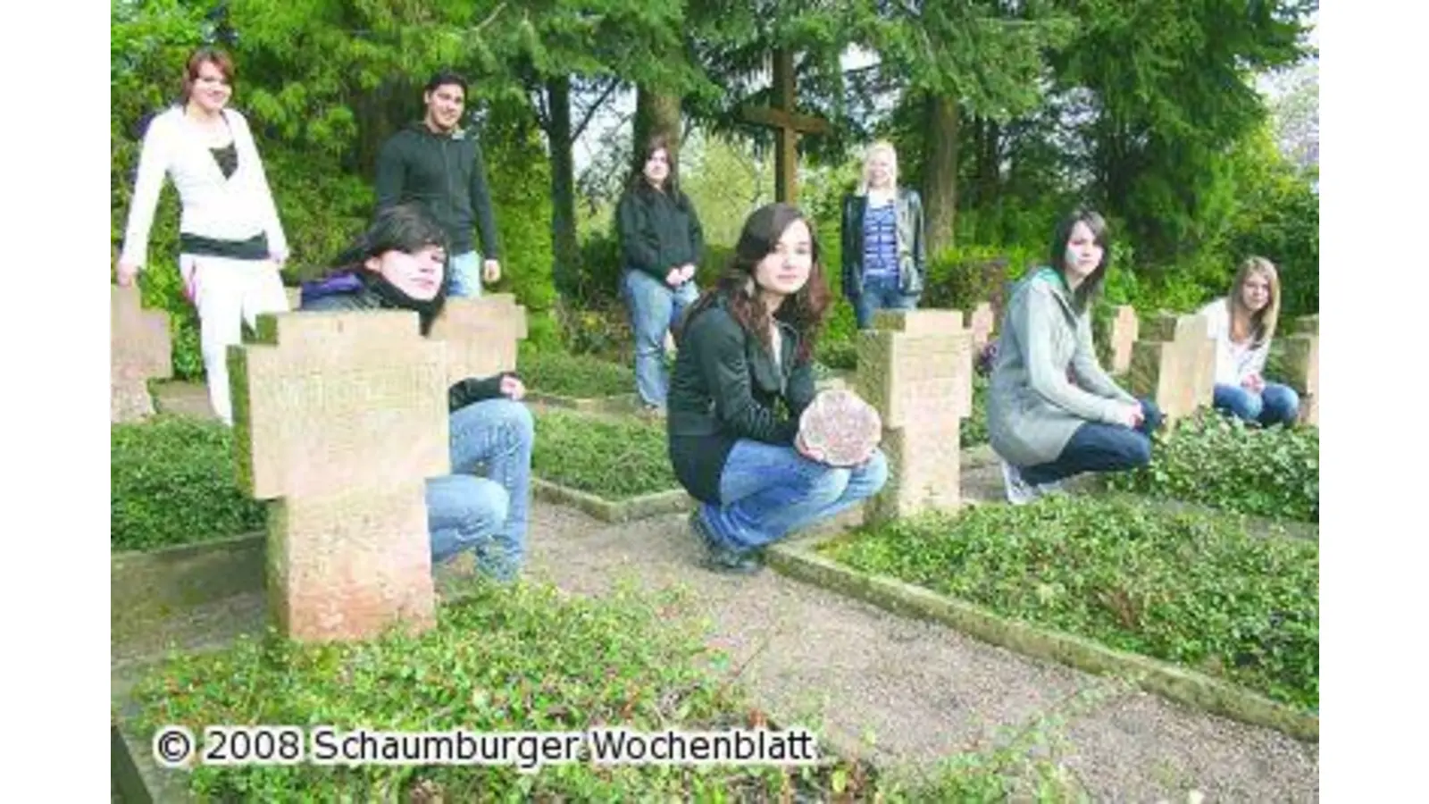 Für die Grabpflege gibt es eine bronzene Plakette (Foto: mr)