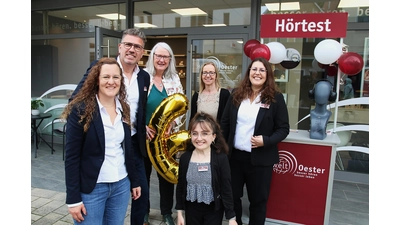 Die Fachleute von „Hörwelt Oester” freuen sich über das rege Kundeninteresse am Eröffnungstag.  (Foto: bb)