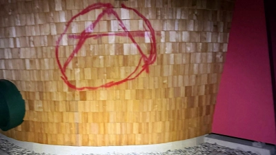 Weithin sichtbar: Graffiti auf dem Kus-Pavillon der Landesgartenschau. (Foto: privat)