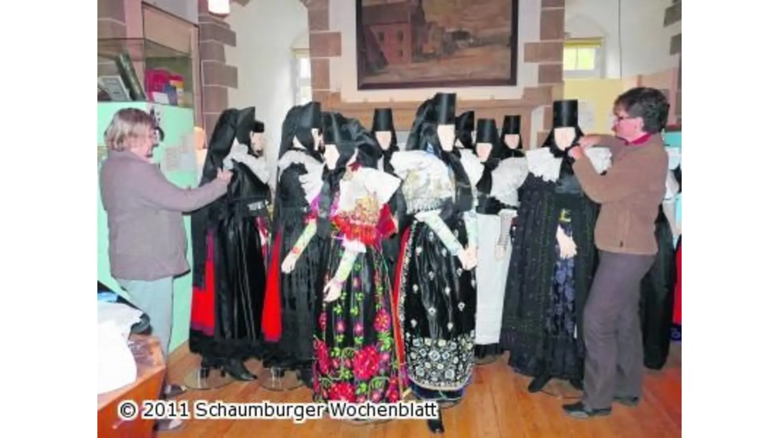 Die Trachtenpuppen erhalten neue Kleider (Foto: pd)
