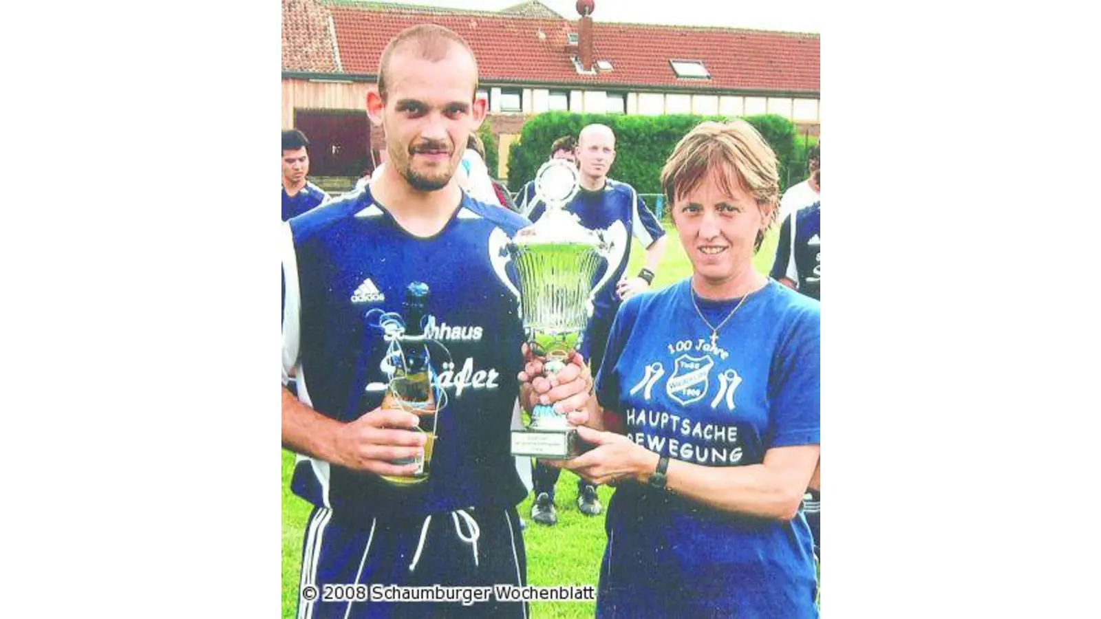 Pollhagen holt den Samtgemeinde-Pokal (Foto: wtz)