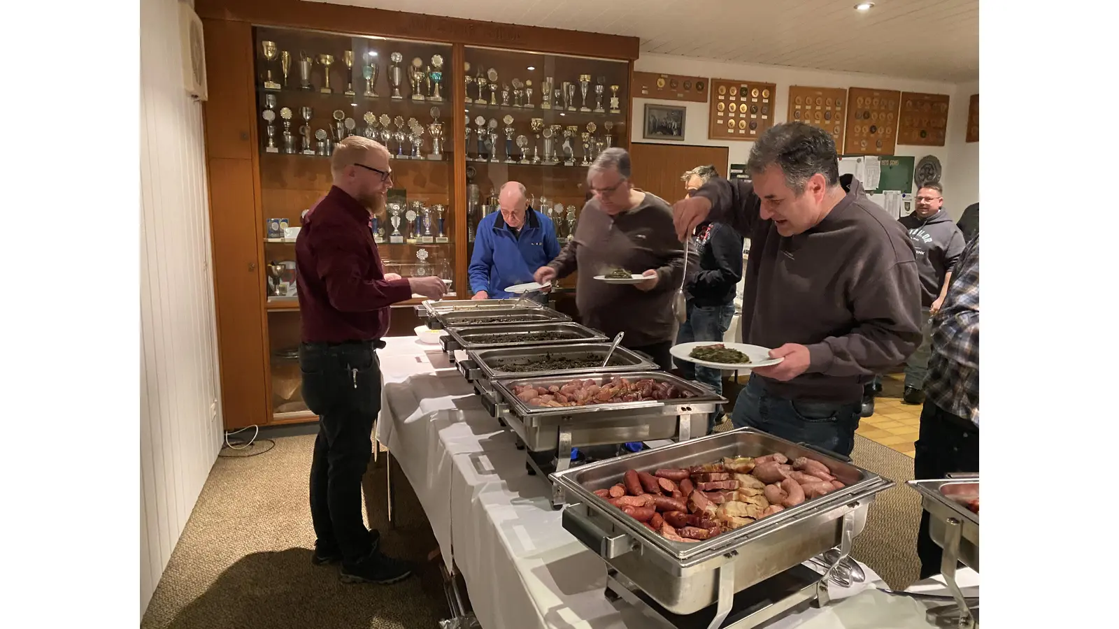 Rottleiter Daniel Tänzer bei der Essenausgabe. (Foto: privat)