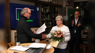 Der NFV-Kreisvorsitzende Reinhard Stemme ehrt Roswitha Hößler für ihr langjähriges Engagement für VfL-Fußballabteilung. (Foto: Borchers, Bastian)