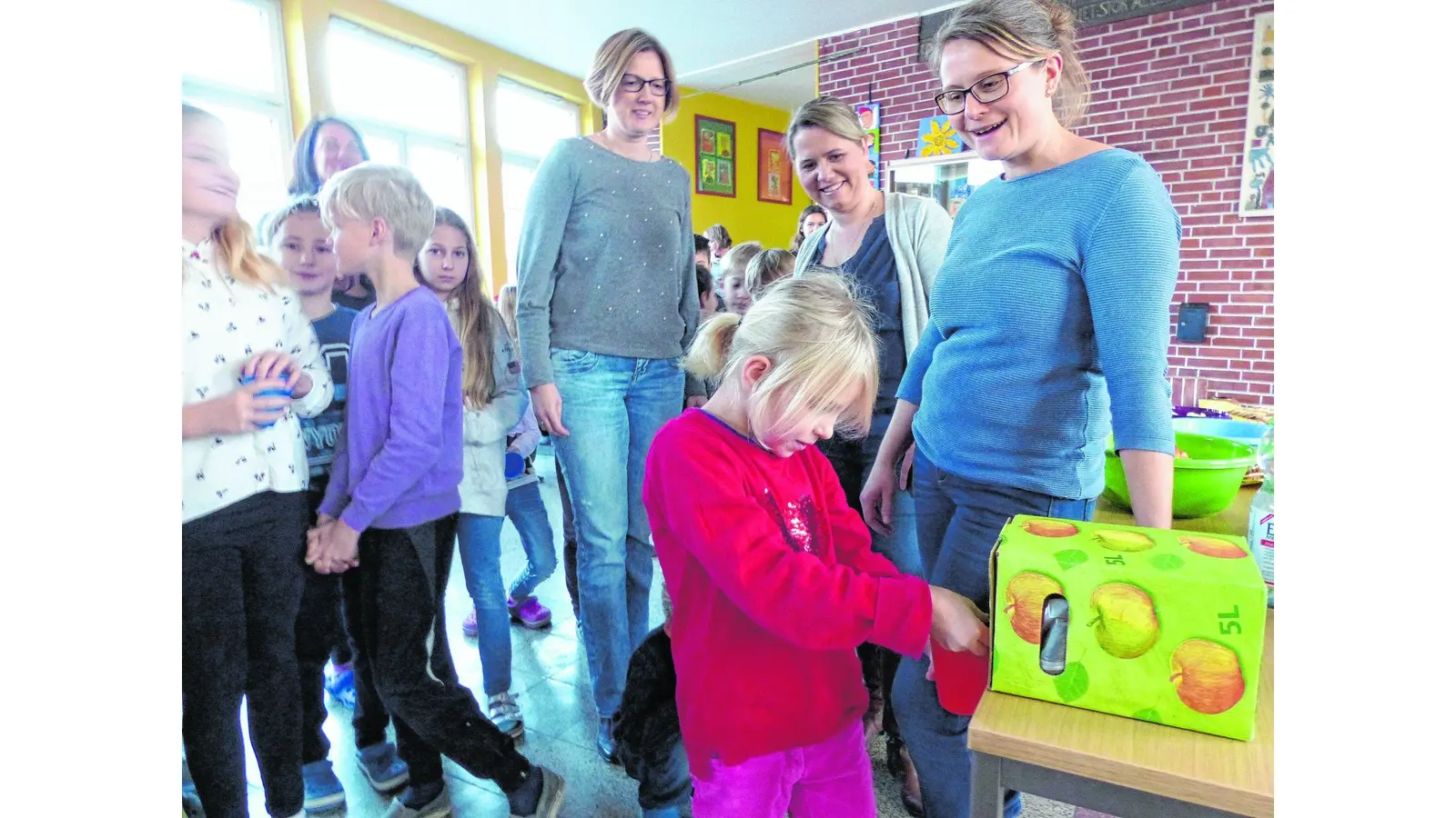 Den leckeren Apfelsaft liefert der Heimatverein (Foto: red)