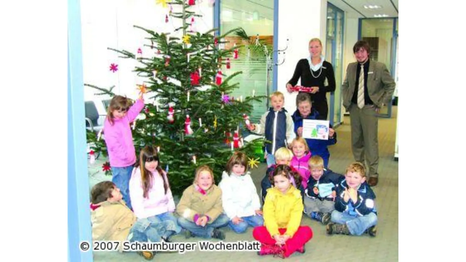 Tannenbaum leuchtet in weihnachtlichem Glanz (Foto: red)