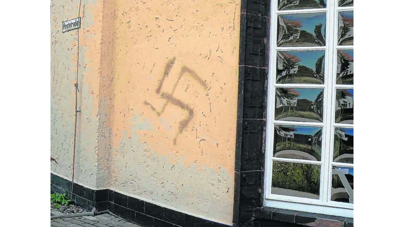 Farbschmierereien an Gedenkstätte (Foto: ds)