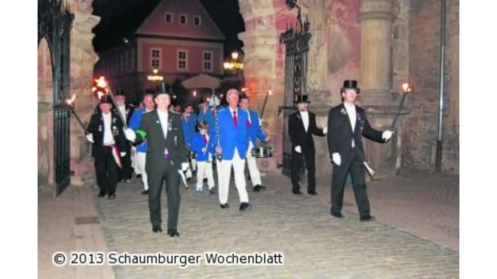 Zuschauer applaudieren nach Zapfenstreich (Foto: red)