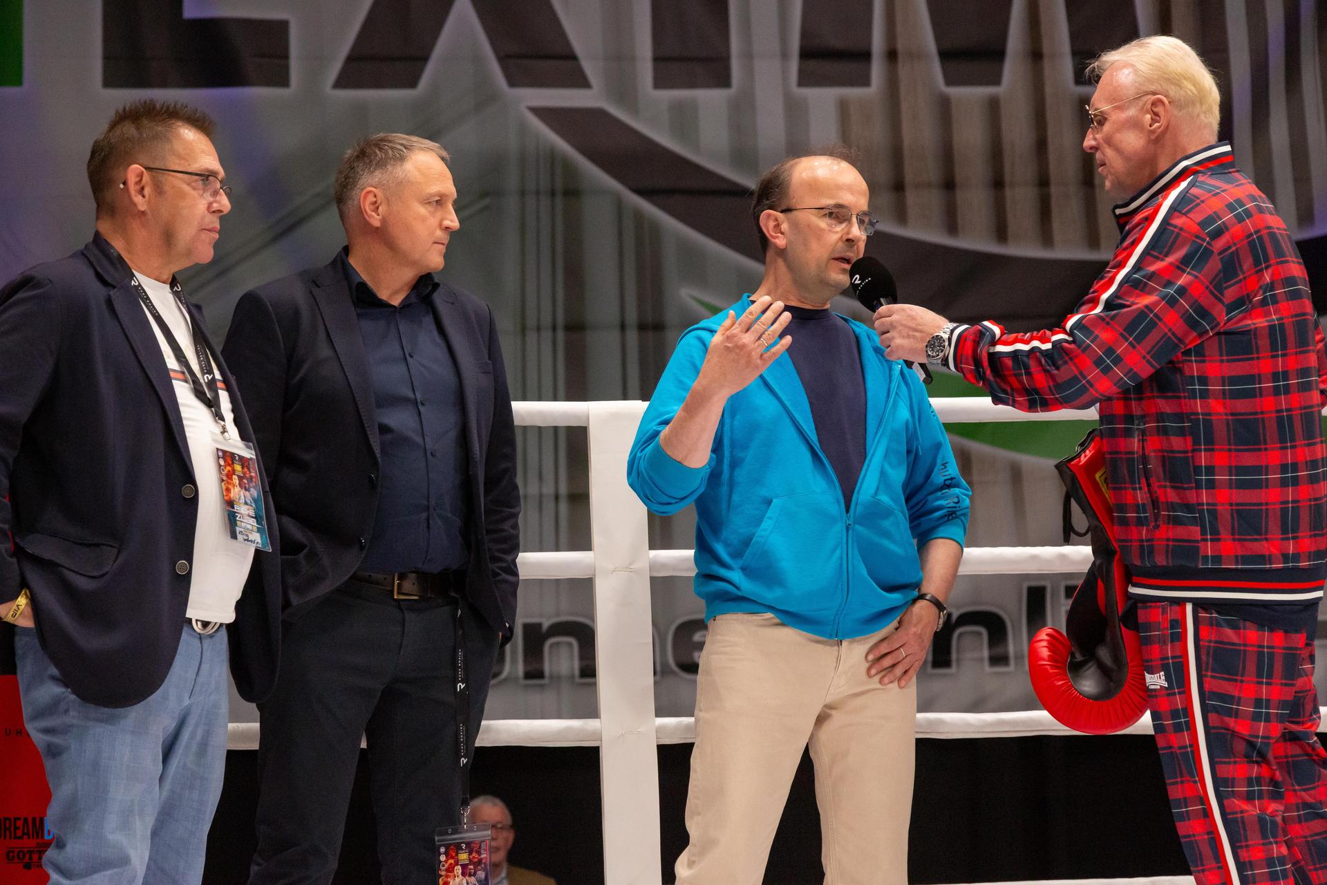 1.000 Euro für den Kinderschutzbund ergab eine Versteigerung eines Handschuhs, der mit Namen von Ehrengästen signiert war.  (Foto: ste)