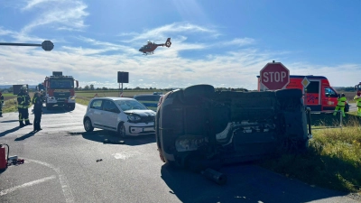 An der Unfallstelle: Ein Auto hat sich bei dem Crash überschlagen und ist auf der Seite liegengeblieben. (Foto: Feuerwehr)