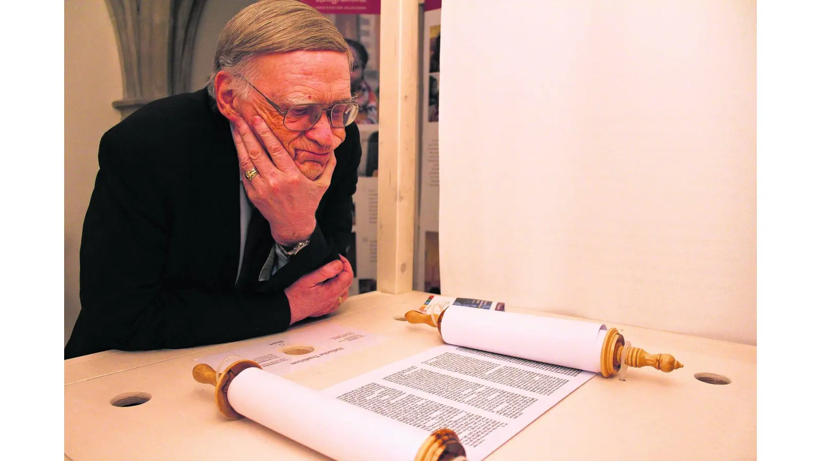 Koran liegt im Kreuzgang bereit (Foto: jan)