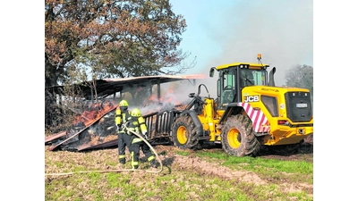 Unterstand mit Geräten und Stroh brennt (Foto: gr)