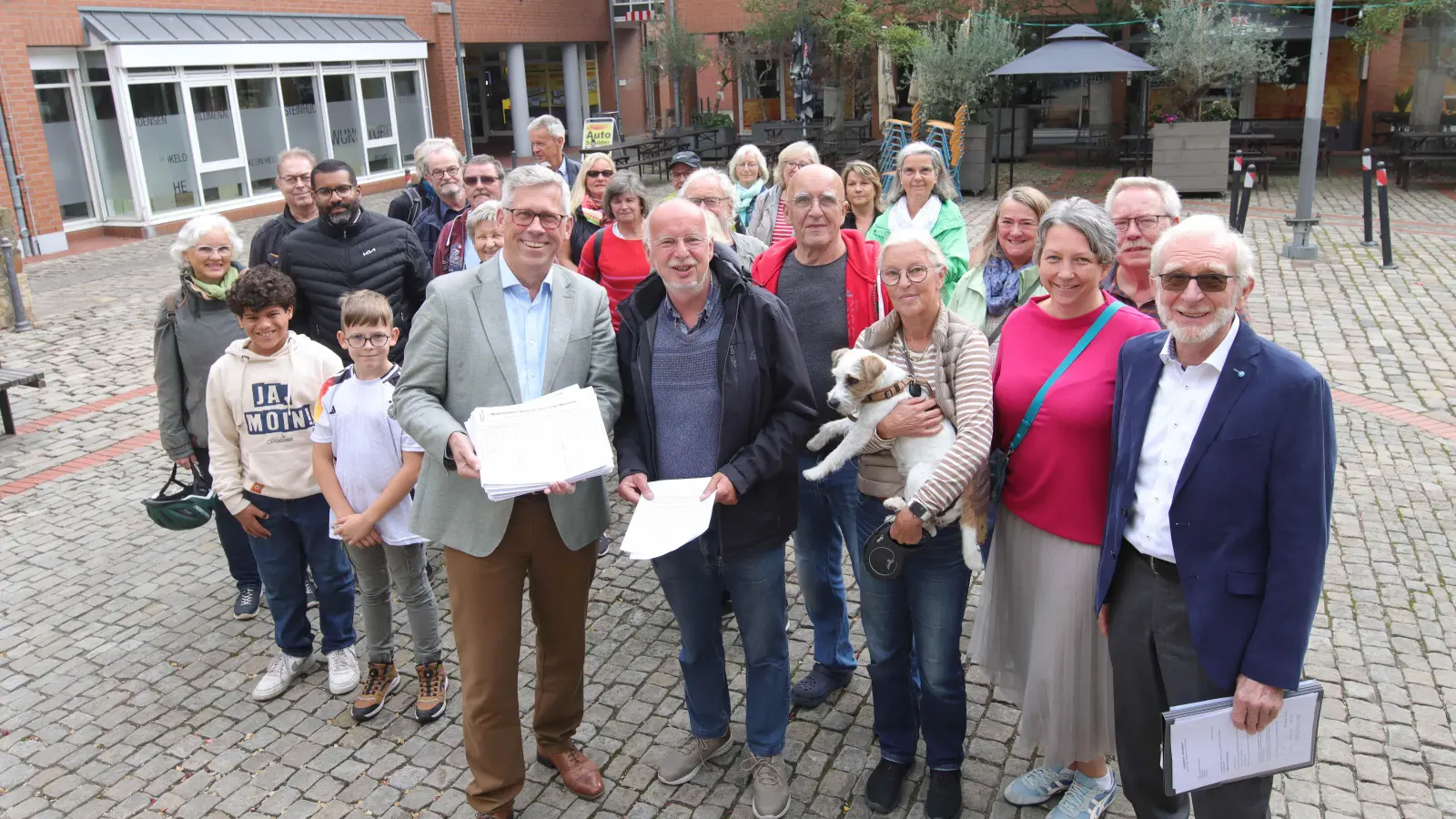 Im Rathausinnenhof: Bürgermeister Carsten Piellusch und Vertreter der Bürgerinitiative „Rettet die grüne Lunge Wunstorfs“. (Foto: tau)