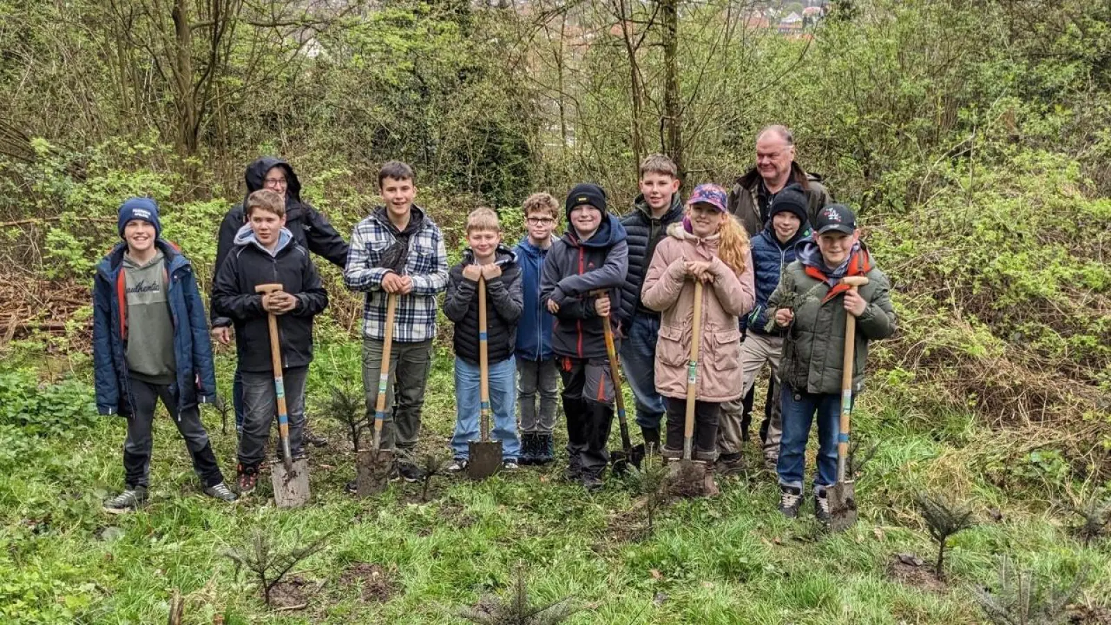 Die Schülerinnen und Schüler gemeinsam mit ihrem Lehrer und Förster Ludewig. (Foto: privat)