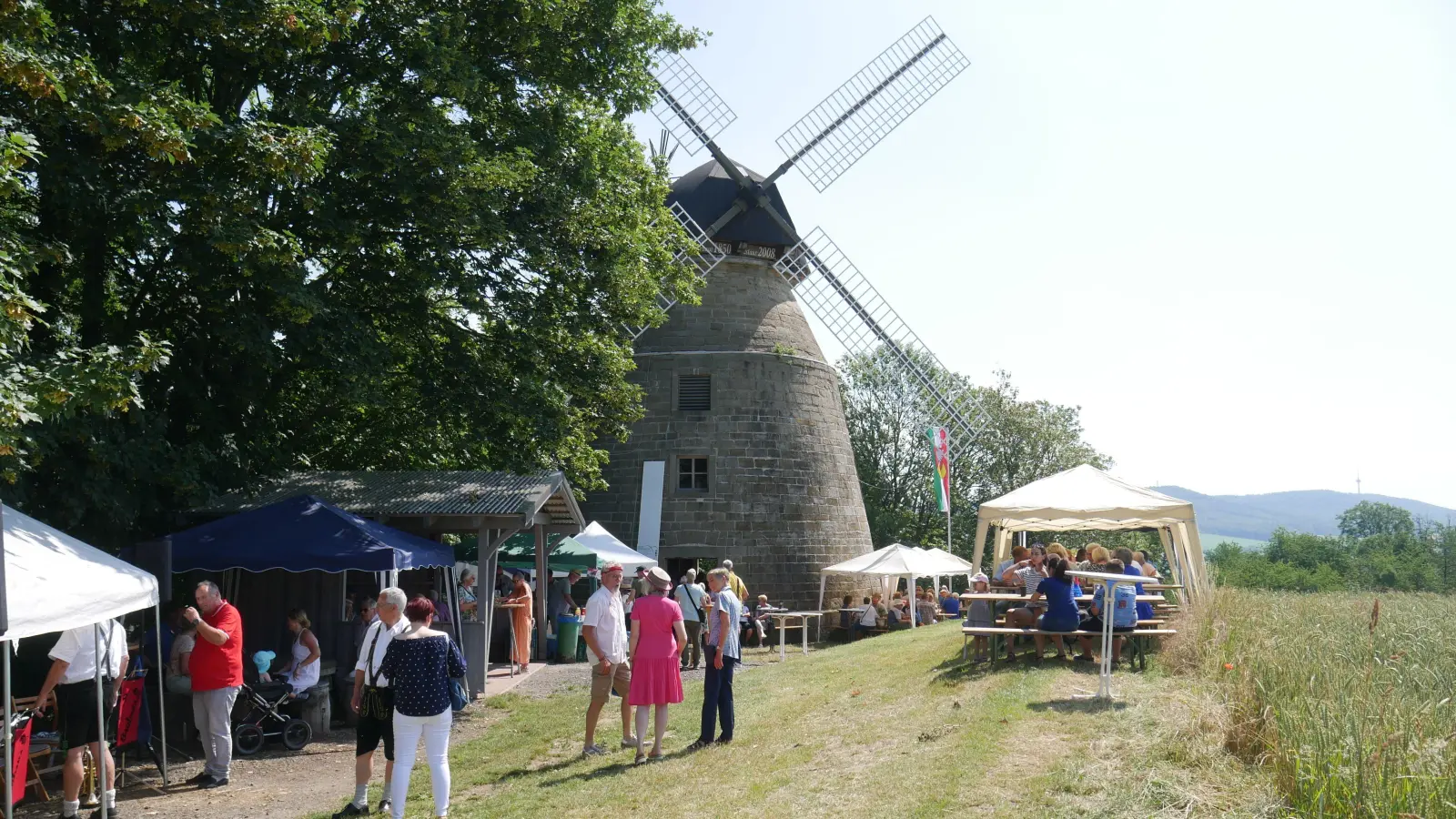 Mitten in der Landschaft mit besonderem Flair: Das Bier- und Weinfest am Rodenberger Wahrzeichen. (Foto: gk)
