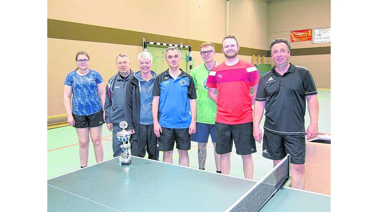Thomas Pflug holt sich den Pokal beim internen Turnier (Foto: bt)