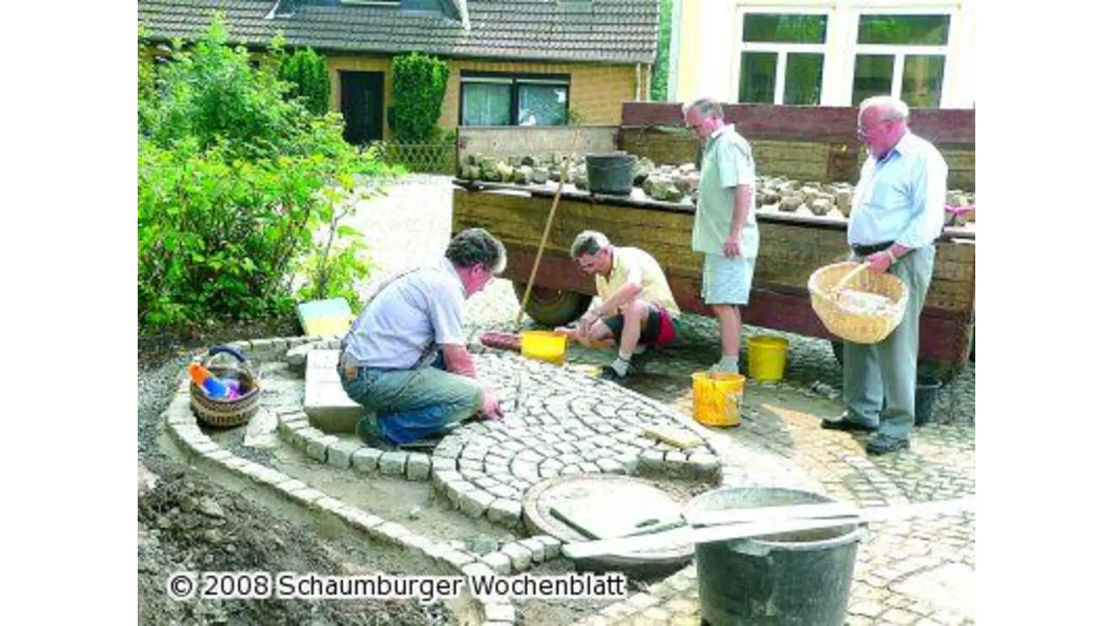 Mit Pflastersteinen erhält das Denkmal eine passende Umgebung (Foto: al)