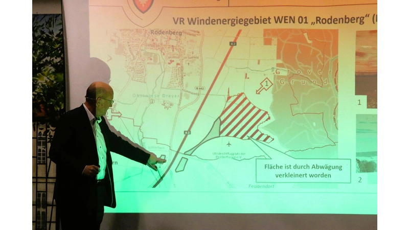 Landrat Jörg Farr gibt einen Überblick über die verschiedenen Potentialflächen.  (Foto: bb)