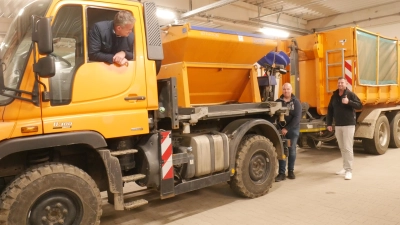 Über den neuen Platz für weitere Fahrzeuge der Zukunft, freuen sich Mike Schmidt (li.), Bauhofbetriebsleiter Dirk Bergmeier und sein Stellvertreter Benjamin Hamann im neuen Baubetriebshof. Die Fahrzeuge werden bald die weiße Farbe tragen. (Foto: gk)