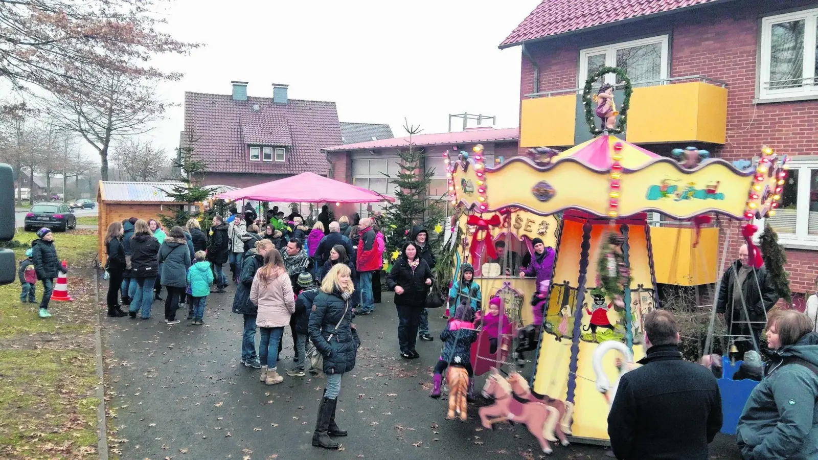 Zahlreiche Besucher beim Enzer Weihnachtsmarkt (Foto: red)