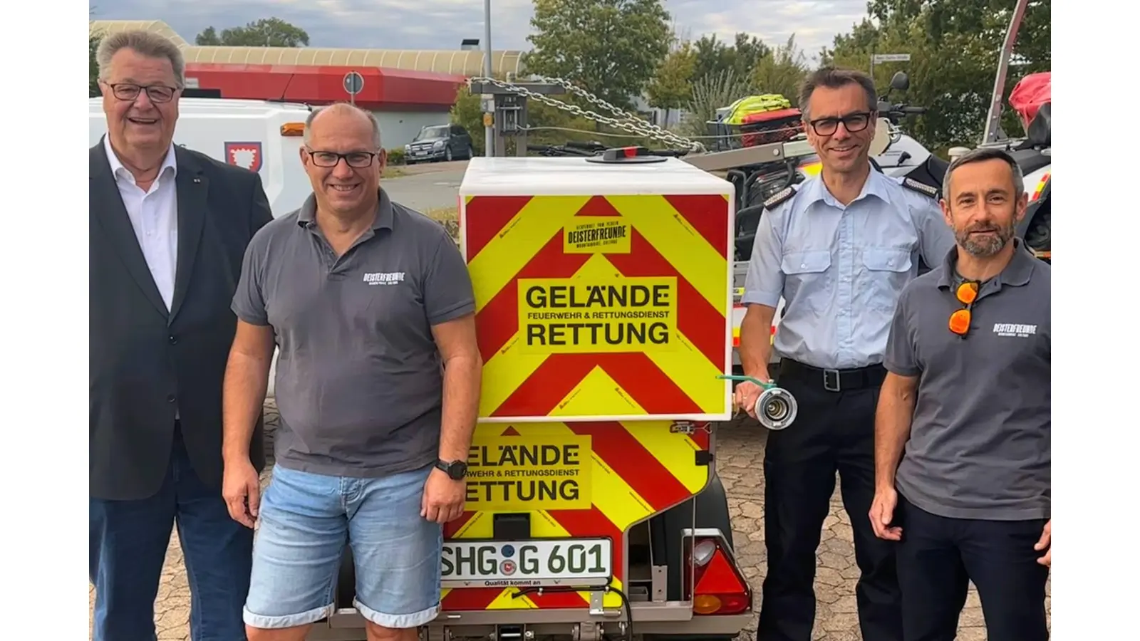 Bernd Gerberding (Geschäftsführer DRK-Rettungsdienst), Alexis Achilles (Vorstand Deisterfreun.de), Thomas Böhm (Ortsbrandmeister Feuerwehr Rodenberg und Mark Wolf (Vorstand Deisterfreun.de) bei der Übergabe des Schwellwandtanks an die Geländerettung. (Foto: privat)