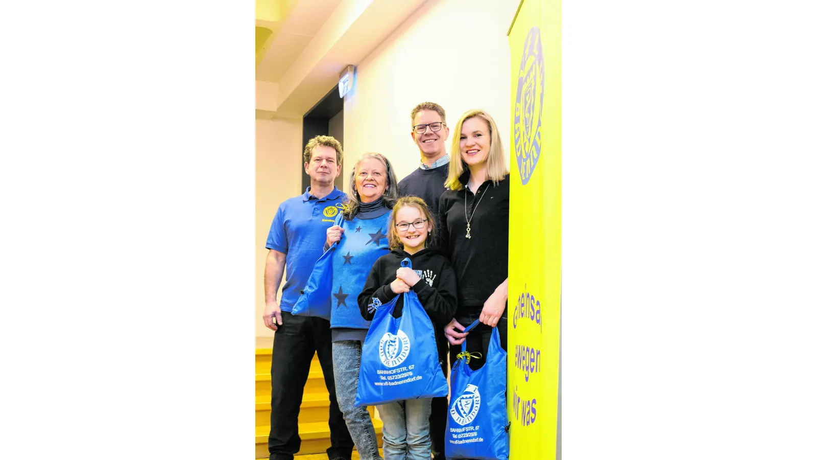 Der VfL knackt die2000-Mitglieder-MarkeMehr als 90 Mitglieder kamen dazu Karsten Klatt (v.li.) und Volker Thies überreichen ein Präsent an Elke Schultze, Solveig Möller und Katharina Keller.  BAD NENNDORF (jl). Es ist eine Zahl, die den VfL Bad Nenndorf beflügelt: 2073   so viele Mitglieder zählte er laut Statistik des Kreissportbundes am Jahresanfang. Damit ist Schaumburgs größter Sportverein innerhalb eines Jahres um mehr als 90 Mitglieder gewachsen. 'Das ist gewaltig', freut sich der Vorsitzende Volker Thies und betont: 'Dank der guten Infrastruktur und unserer qualifizierten Uebungsleiter können wir unseren Mitglieder ein attraktives Sportangebot unterbreiten.' Nicht zuletzt auch neue Kurse durch die neuen Räumlichkeiten des Dorado-Anbaus hätten die erfolgreiche Entwicklung vorangetrieben. Insbesondere im Bereich der Kinder und Jugendlichen sowie der Senioren konnte der Verein im vergangenen Jahr einen enormen Zulauf verzeichnen. Kinderturnen, Fußball und Handball lockten die meisten neuen Jüngeren an. Erwachsene und Senioren nehmen vermehrt die zahlreichen Fitness-, Gesundheits- und Präventionsangebote wahr. Das erstmalige Ueberspringen der Marke von 2000 Mitgliedern nahm der VfL-Vorstand zum Anlass, drei Personen, die 2018 neu eingetreten sind, ein Präsent zu überreichen. Das Los entschied zugunsten von Solveig Möller, Katharina Keller und Elke Schultze, die sich über eine Sporttasche mit Duschtuch und Tasse freuen durften. Und noch, so Thies, sehe die Vereinsspitze kein Ende des Wachstums. Foto: jl (Foto: red)