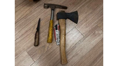 Mit diesem Beil und Hammer bedrohte der Mann den Autofahrer bzw. die Einsatzkräfte. Bei der Personendurchsuchung fanden die Beamten in der Hosentasche zwei weitere Messer. (Foto: red)